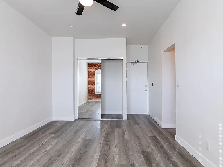Cozy & Contemporary Studio in Koreatown — Photo 20