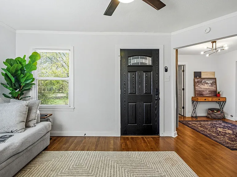2837 S Hills Ave — Photo 6