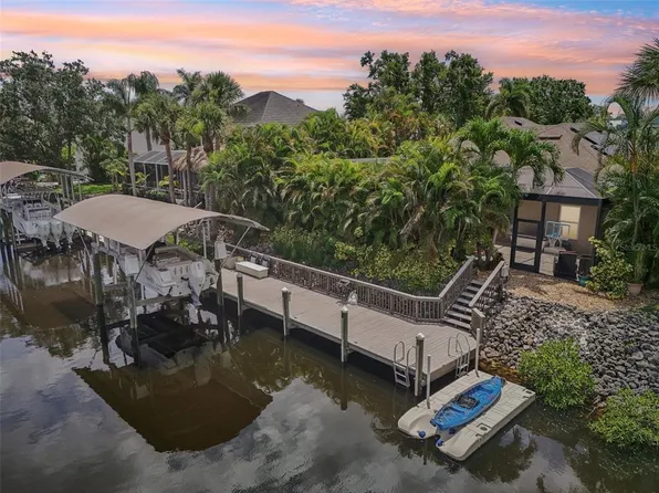 4615 Shark Dr, Bradenton, FL 34208