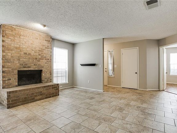 3rd image of 2802 Meadow Park Dr