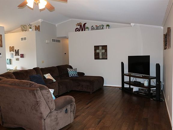 4th image of 560 Rosebud Cir