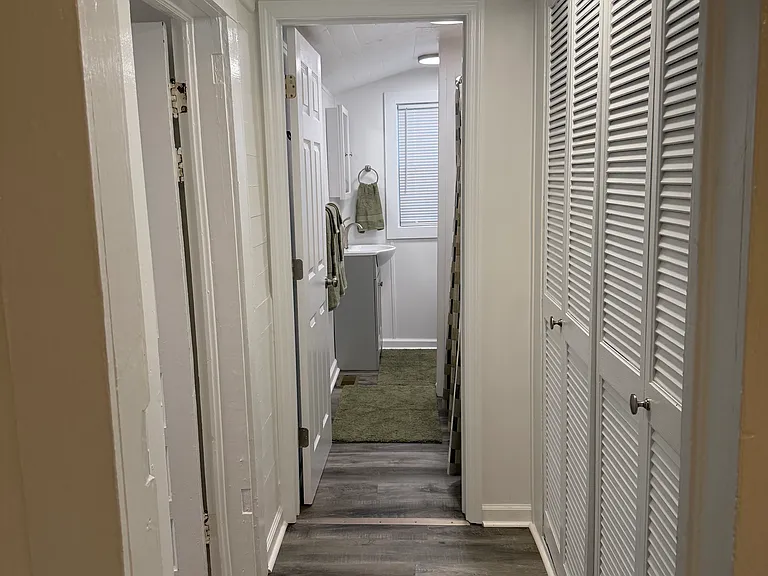 1090 King Edward Ave SE — Photo 21
