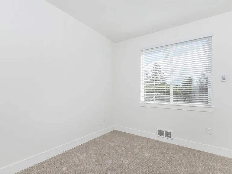 Lakeview Apartments — Photo 48