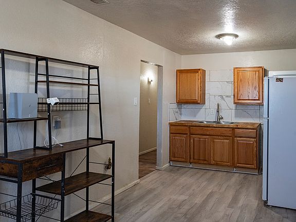 4th image of 1404 Oriole St