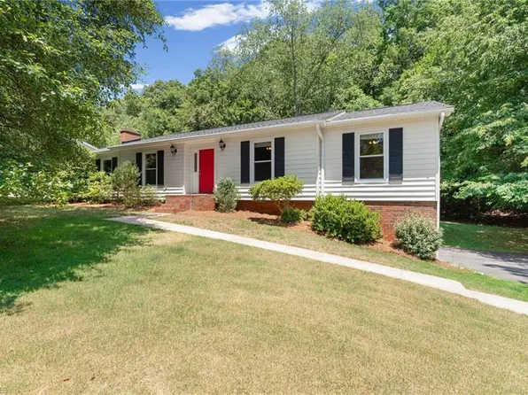 3725 Crestbrook Ln, Pfafftown, NC 27040