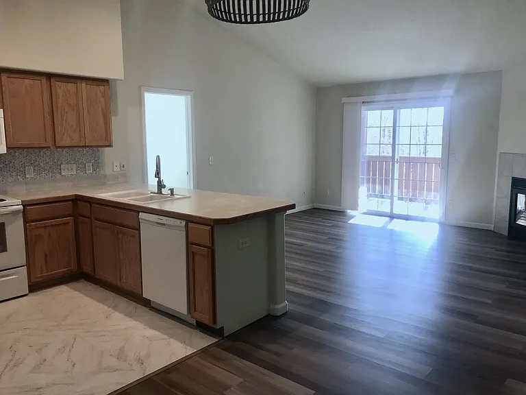 1296 Lake Cir #13H — Photo 6
