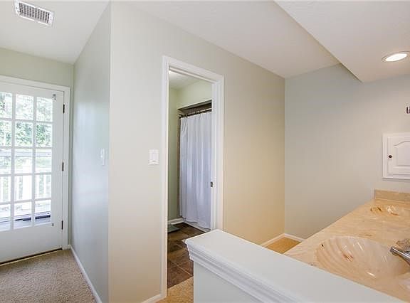4th image of 421 NE Greenway Dr