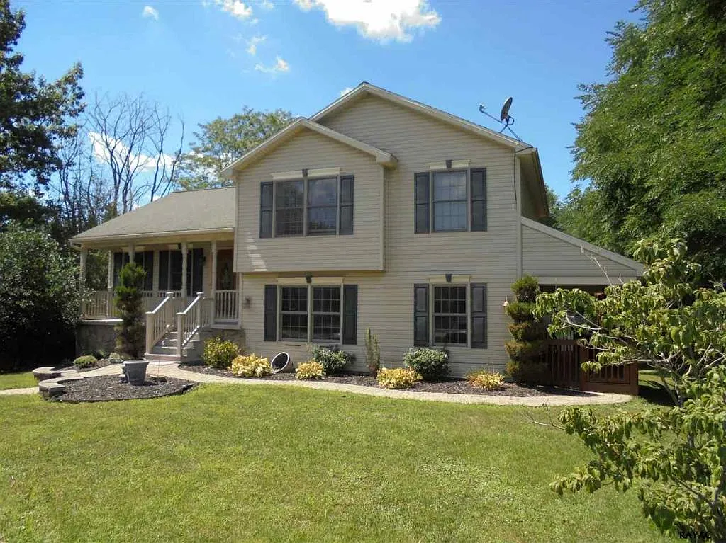 975 Maple Ln photo 1