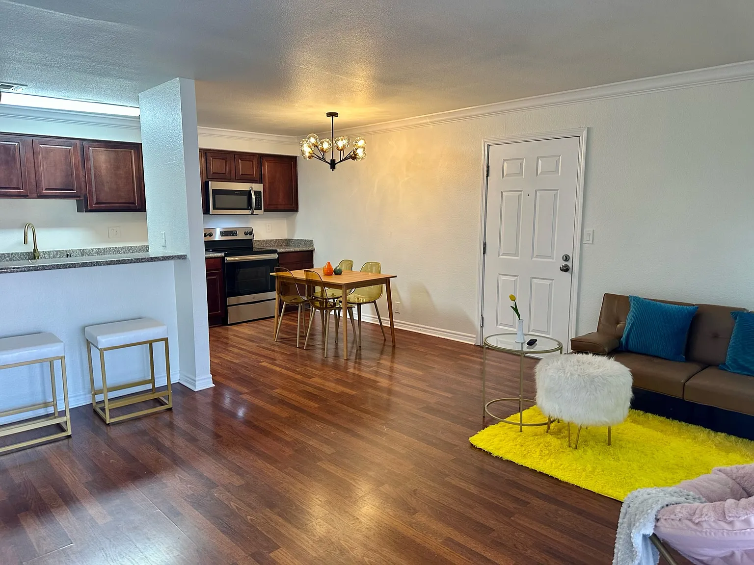 2 bed, 816 sqft, $1,595 — Photo 2
