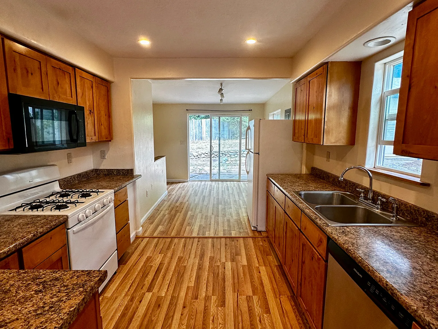 2 bed, 1025 sqft, $2,300 — Photo 4