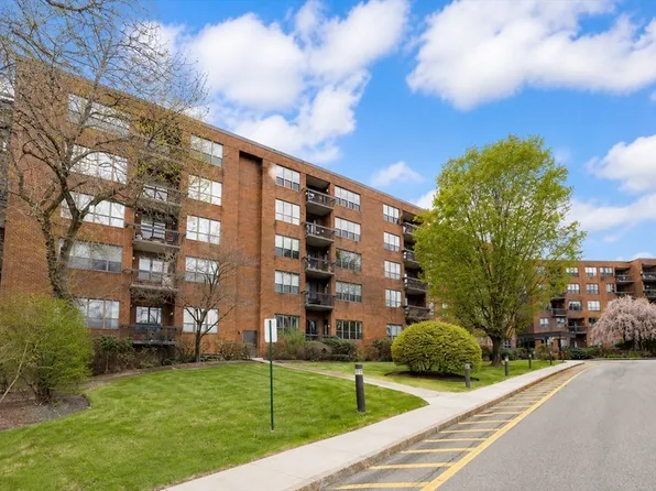 210 Nahanton St APT 102, Newton, MA 02459