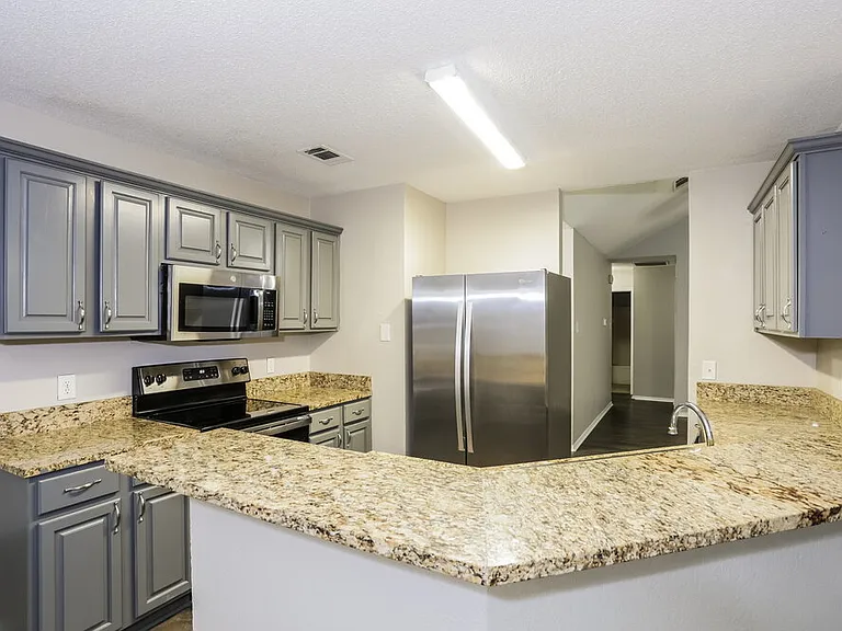 704 Stonebrooke Dr — Photo 8