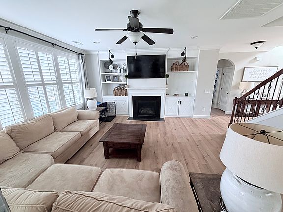 3rd image of 1086 Falkirk Dr