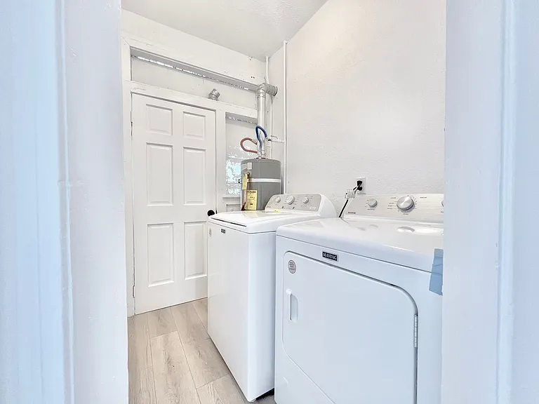 707 W 48th Street — Photo 32