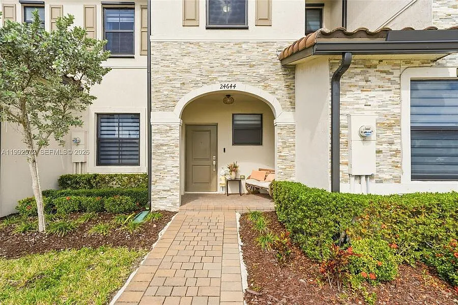 3 bed, 2.5 bath, 1483 sqft, $2,750 — Photo 2