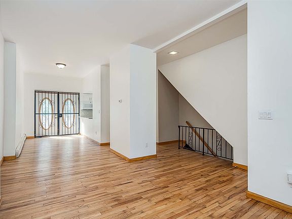 4th image of 545 Bramhall Ave #1