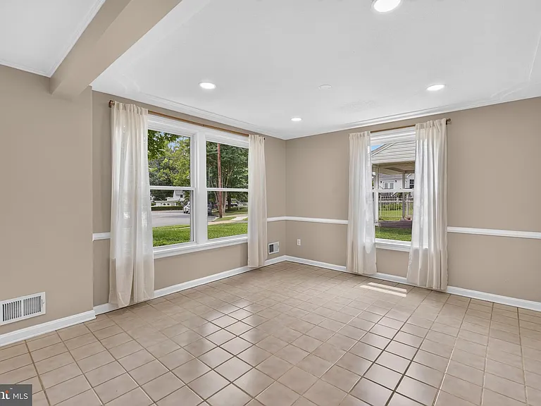 7027 Jefferson Ave — Photo 4