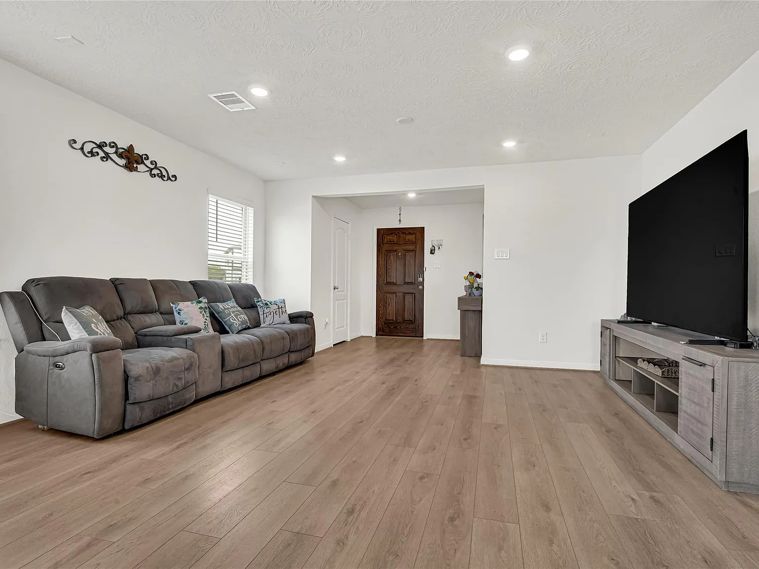 3 bed, 2.5 bath, 2132 sqft, $2,500 — Photo 4
