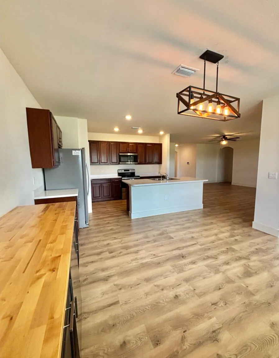 4 bed, 2.0 bath, 2090 sqft, $1,995 — Photo 4