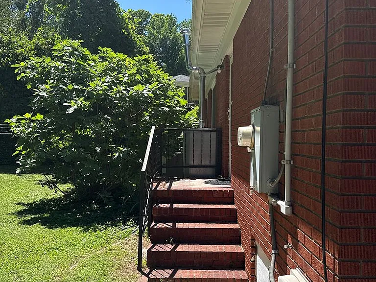 932 Hickory Nut St — Photo 17