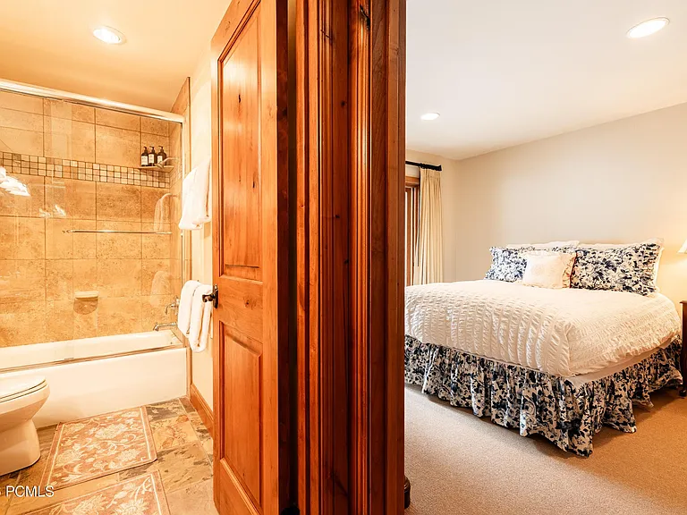 1525 Lakeside Cir — Photo 50