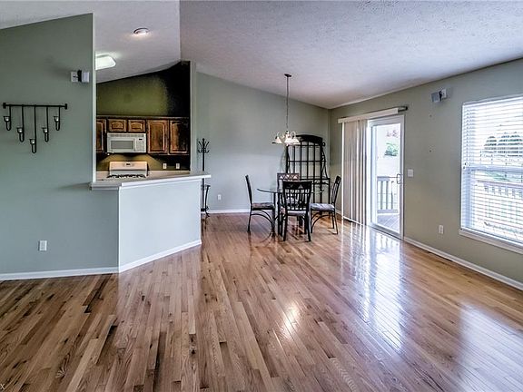 4th image of 696 Cornell Dr