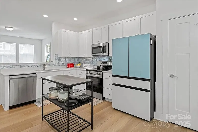 3 bed, 2.5 bath, 1505 sqft, $2,300 — Photo 4