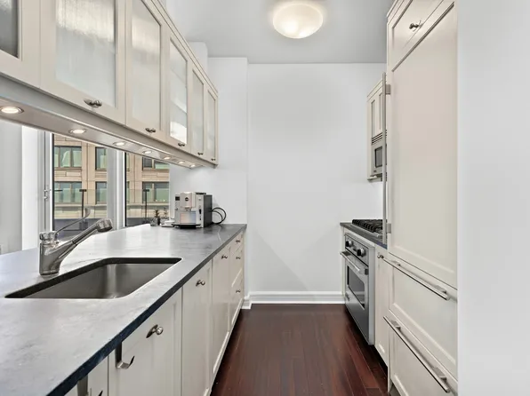 80 Riverside Boulevard image 3 of 14