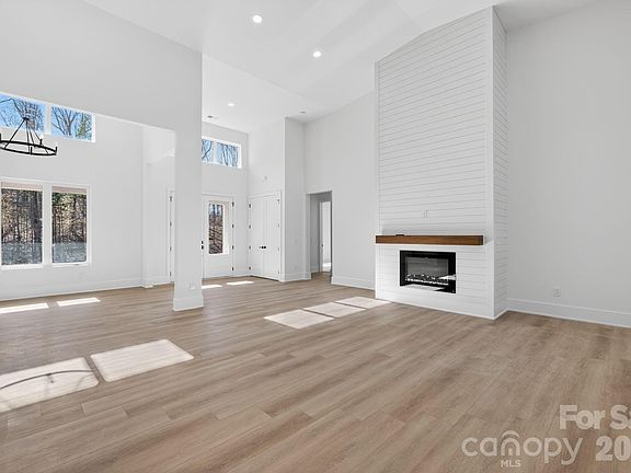 3rd image of 414 Rugby Rd