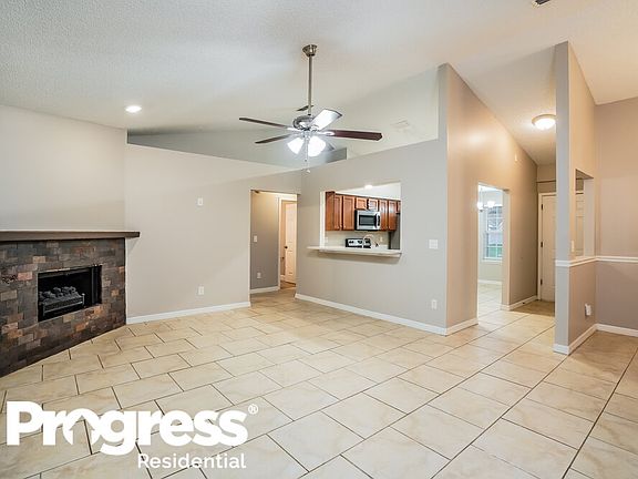 3rd image of 1628 Twin Oak Dr W