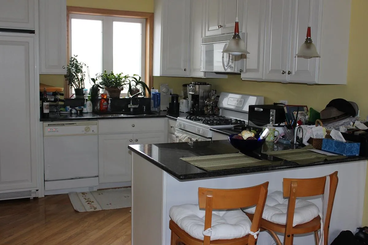 Photo 2 of 5 - 5055 N California Ave #2S - Chicago, IL Kitchen - 5055 N California Ave #2S