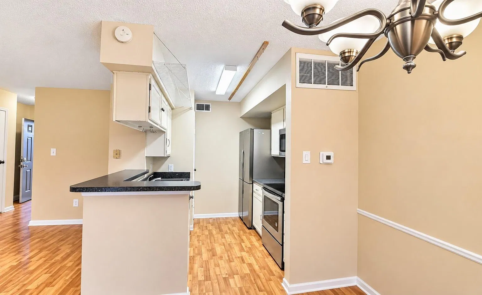 1 bed, 1.0 bath, 789 sqft, $1,300 — Photo 3