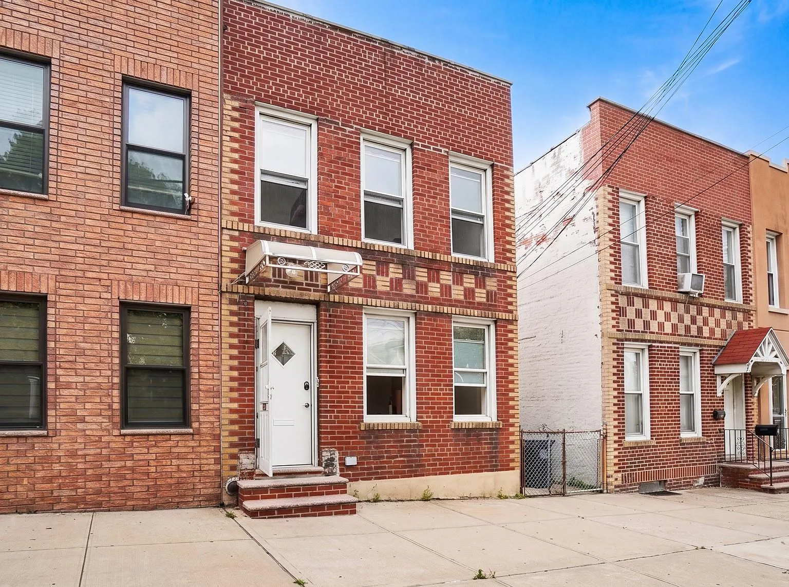 3 bed, 1.0 bath, 850 sqft, $3,200 — Photo 1