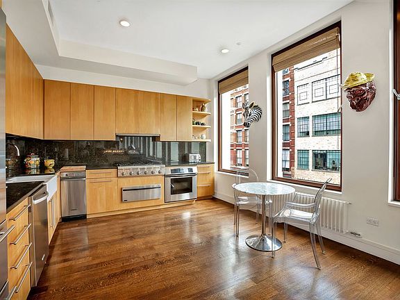 4th image of 388 West Broadway