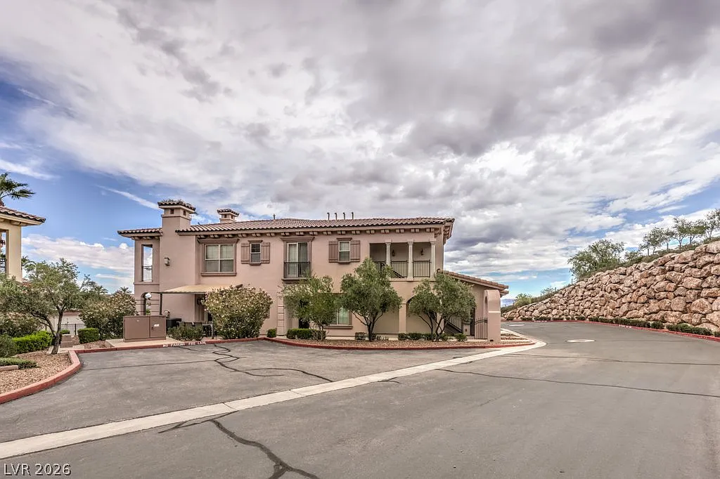 3 bed, 2.5 bath, 1594 sqft, $2,550 — Photo 1