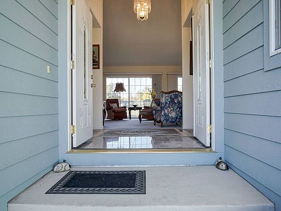 Granite: Entry & 3 Full Baths