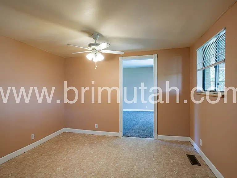 1561 E Delaware Ln — Photo 5