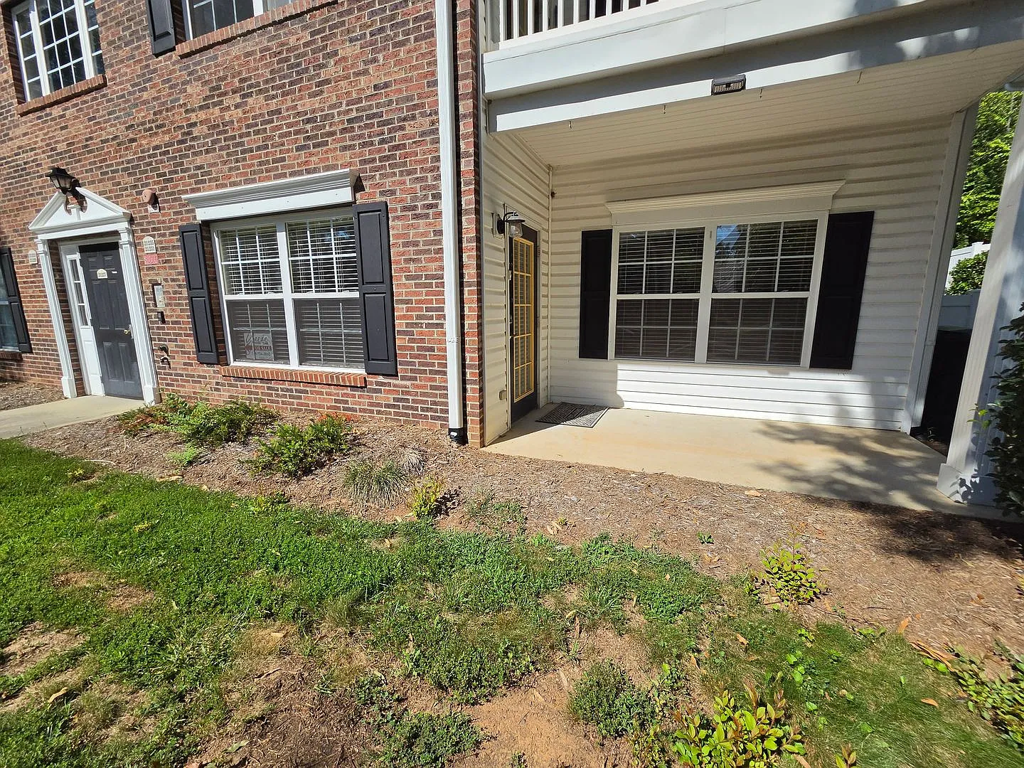 Charming 2 Bed/2 Bath Main Floor Condo - Close to Downtown Cornelius - Spacious Kitchen - Washer/... — Photo 3