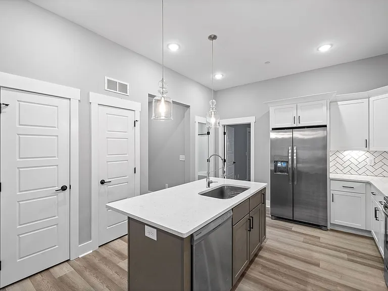 428 Centre St — Photo 9