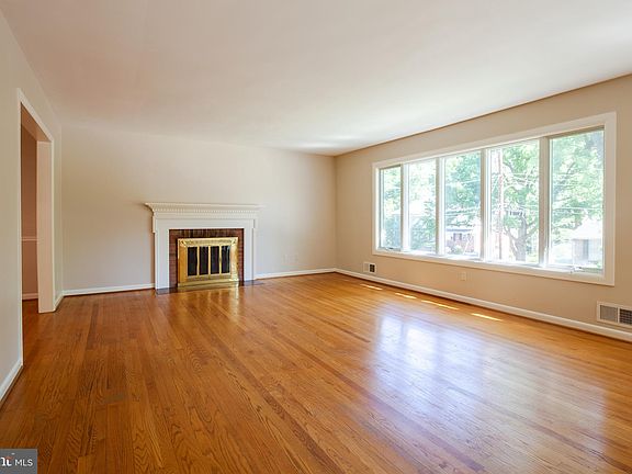 5th image of 3920 N Woodstock St
