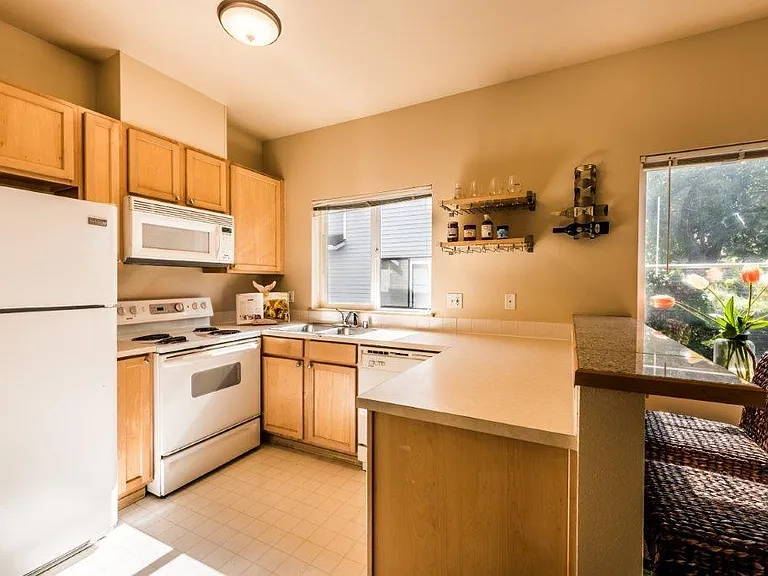 5214 Fauntleroy Way SW #F — Photo 2