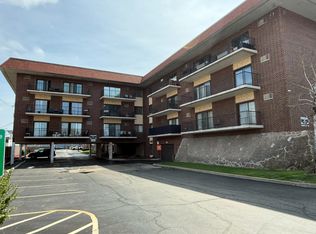 9520 Mayfield Ave #212, Oak Lawn, IL 60453