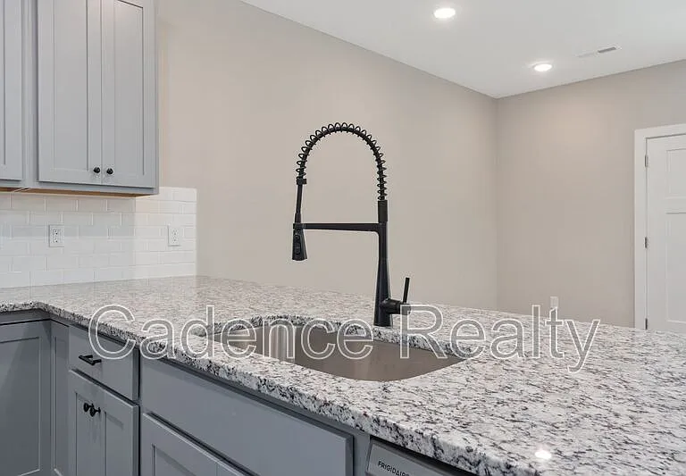 1709 Perimeter Loop — Photo 3