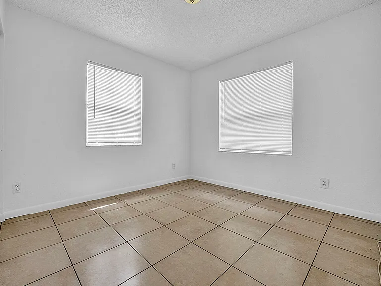 336 NE 12th Ave — Photo 15