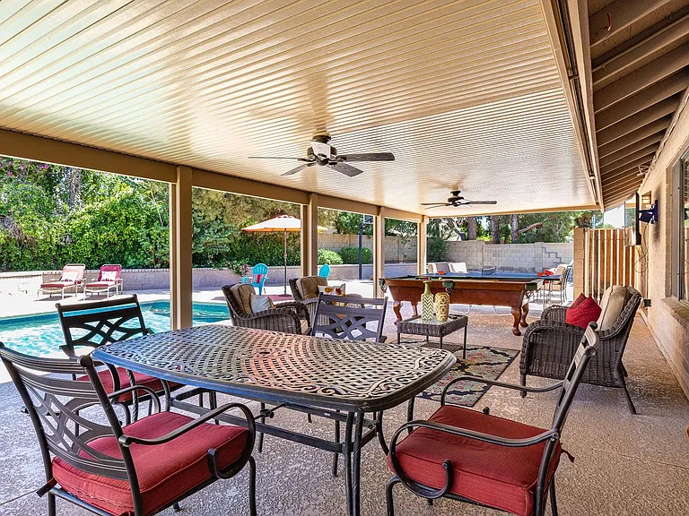 Patio dining with 6 chairs!