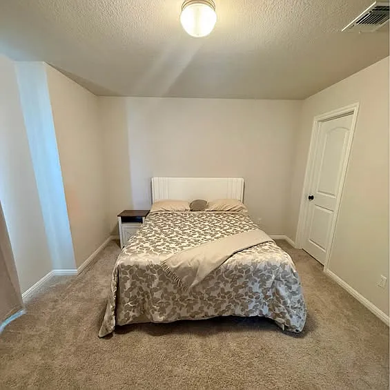 5 bed, 3000 sqft, $750 — Photo 2