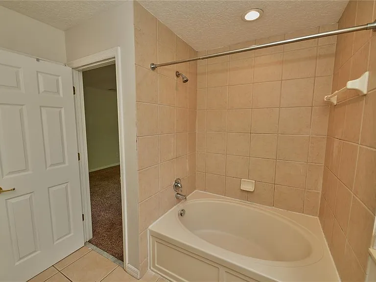 2730 Retreat View Cir — Photo 10