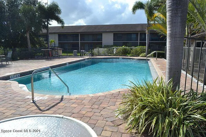 1 bed, 1.0 bath, 733 sqft, $1,250 — Photo 2