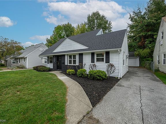 3rd image of 25565 Chatworth Dr