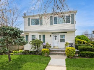 186 Stuart Rd, Valley Stream, NY 11581